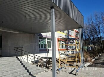 Каменщик на розшивку колон в с. Бузова