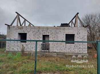 Укладання фронтонів дому з газоблоку, встановлення стропил