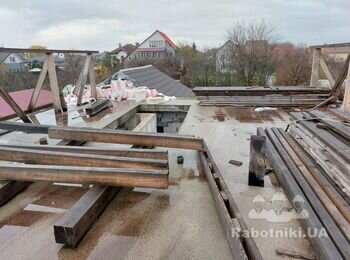 Укладання фронтонів дому з газоблоку, встановлення стропил