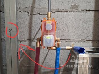 Сантехнічні роботи. Змістити душову лійку.