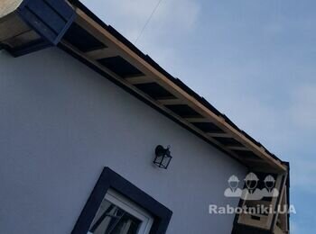 Зробити монтаж підшиви даху, змонтувати водосток.