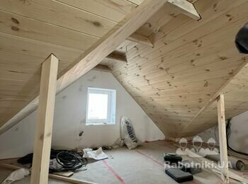 Оздоблення вагонкою горища під кутом.