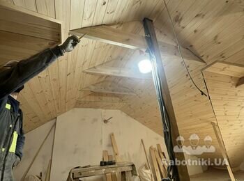 Оздоблення вагонкою горища під кутом.