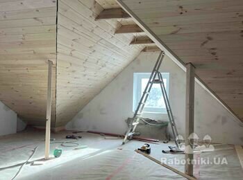 Оздоблення вагонкою горища під кутом.