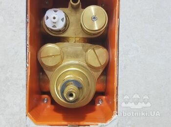 Підтікає змішувач термостатичний прихованого монтажу для душу