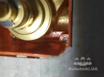 Підтікає змішувач термостатичний прихованого монтажу для душу