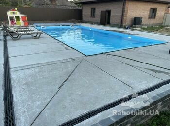 Встановлення плитки мармур біля басейну на керовані опори