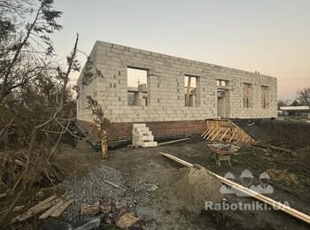 Фасад будівлі з газоблоку в Харківській області