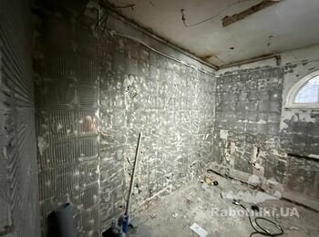 Потрібно по штукатурити стіни в приміщенні