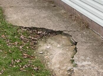 Ремонт разрушенной бетонной отмостки и замена треснутых плит вокруг зд