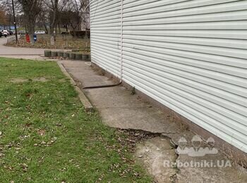 Ремонт разрушенной бетонной отмостки и замена треснутых плит вокруг зд
