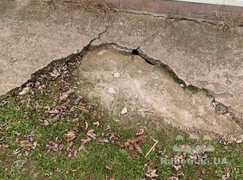 Ремонт разрушенной бетонной отмостки и замена треснутых плит вокруг зд