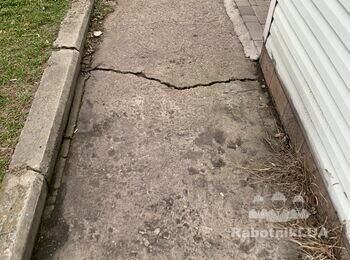 Ремонт разрушенной бетонной отмостки и замена треснутых плит вокруг зд