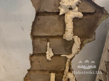 Зашпаклювати пошкодження у стінах і пофарбувати