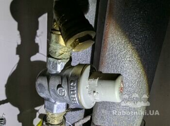 Шум в трубі холодної води (можливо компенсатор гідро удару)