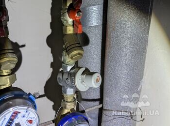 Шум в трубі холодної води (можливо компенсатор гідро удару)