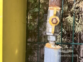 Зварити та встановити металеву трубу між газовим лічильником та газов