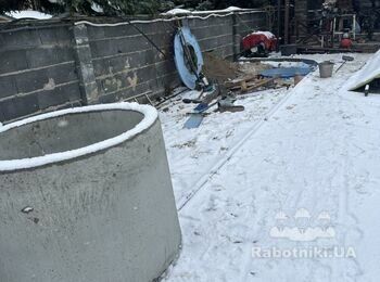 Опустить бетонные кольца