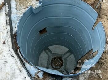 Опустить бетонные кольца