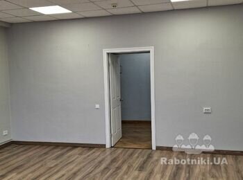 Фарбування стін в офісному приміщенні в 1 шар білою фарбою (Київ)