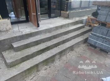 Покладка лабродариту на ступені і пандус