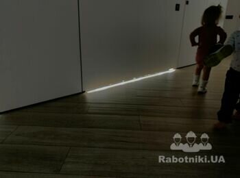 Монтаж 50м LED стрічки в алюмінієвому профілі тіньового плінтусу