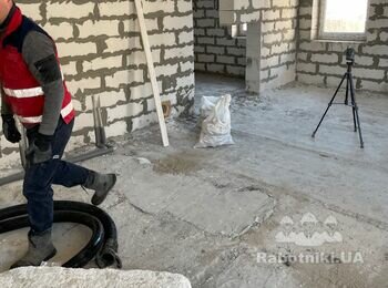 Опустить тройник или врезатся в стояк