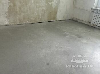 Шпалери, ламінат, плінтуса