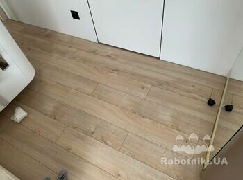 Монтаж пробкового плінтуса-компенсатора