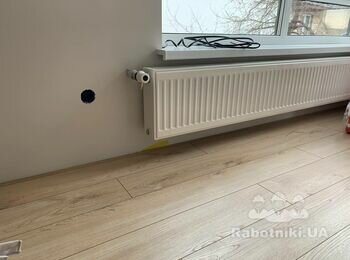 Монтаж пробкового плінтуса-компенсатора