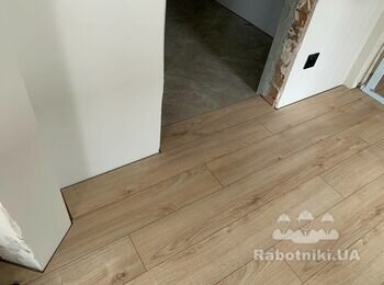 Монтаж пробкового плінтуса-компенсатора