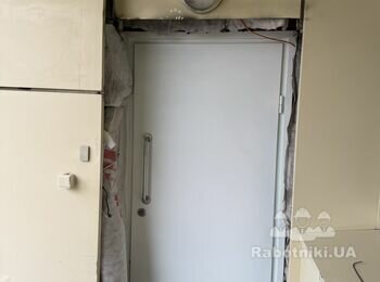 Во становить откос после установки дверей