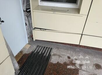 Во становить откос после установки дверей