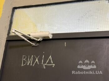 Замена доводчиков на входные двери подъезда