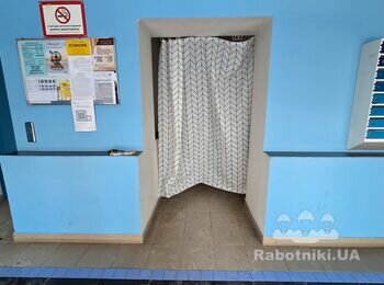 Двері на сходи у вхідній групі баготоквартирного будинку Акварелі 2