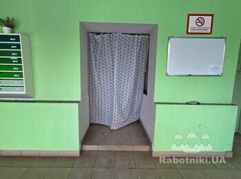 Двері на сходи у вхідній групі баготоквартирного будинку Акварелі 2