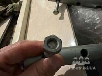 Встановити турнік та дверці під умивальник