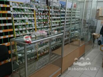 Потрібні вантажники з машиною для перевезення торгового обладнання