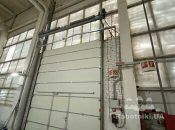 Монтаж промислових секційних воріт