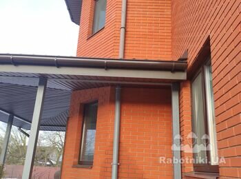 Ремонт труби водостоку з даху приватного будинку