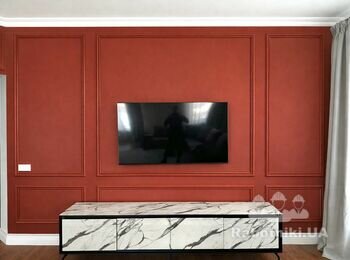 Поклеїти дюрполімерні молдинги на стіни та пофарбувати