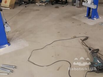 Подготовка бетонного основания для установки автоподьемника.