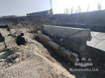 Реконструкцію вхідних груп укриття