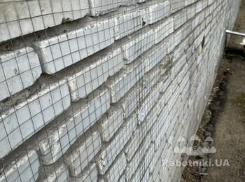 Штукатурка фасаду, цементно-вапняною сумішшю.