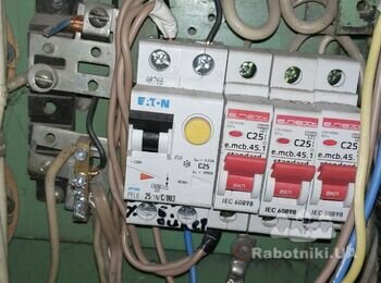 Заміна автоматів і встановлення реле напруги у щиток