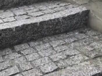 Укладка гранітної бруківки на сходи та відмостку