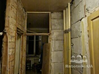 Заштукатурити труби,стіни в туалеті і коридорі