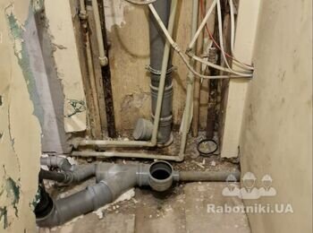 Заштукатурити труби,стіни в туалеті і коридорі