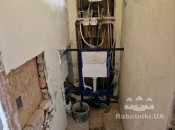 Заштукатурити труби,стіни в туалеті і коридорі