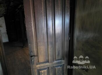 Шліфування дерев'яних дверей, покриття лаком (відновлення після пожежі